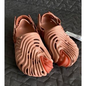 SALEHE BEMBURY X CROCS
POLLEX CLOG KUWATA